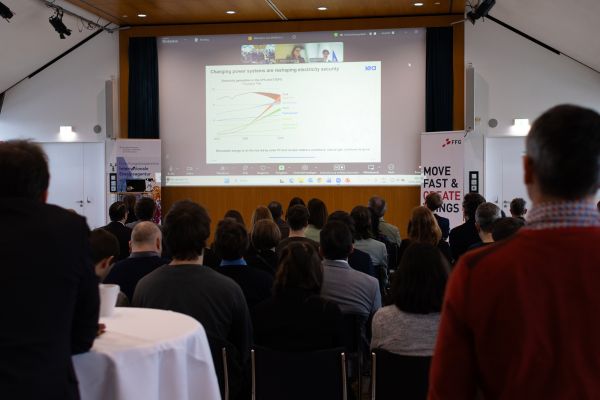 Beamer-Leinwand, davor Publikum