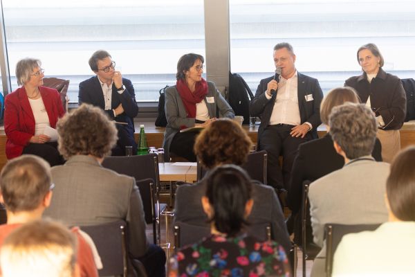 Fünf Personen auf dem Podium