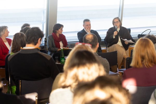 Fünf Personen auf dem Podium