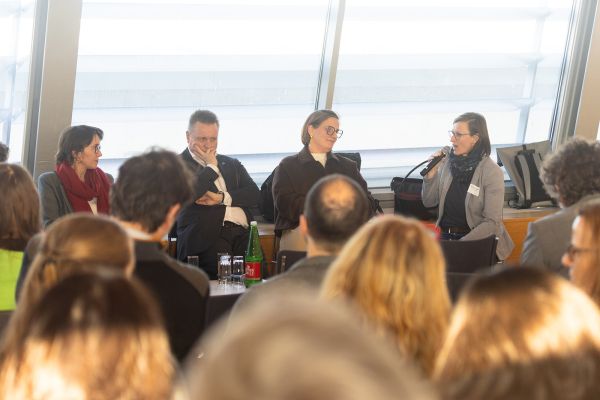 Vier Personen auf dem Podium