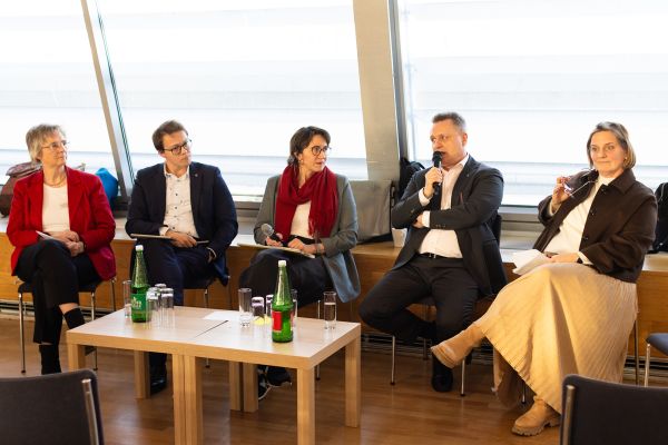 Fünf Personen auf dem Podium