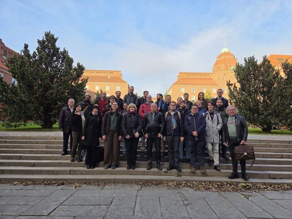 Wir haben den Task am KTH Royal Institute of Technology in Stockholm gemeinsam mit unseren Kolleginnen und Kollegen aus IEA ES Task 47: "Components for Thermal Energy Storage" erfolgreich gestartet. Wir sind beeindruckt von der Energie und Fachkompetenz, die alle eingebracht haben. Unsere Diskussionen haben eine starke Grundlage für die Zusammenarbeit zur Weiterentwicklung von Materialien für die thermische Energiespeicherung geschaffen – darunter Phasenwechselmaterialien (PCM), thermochemische Materialien (TCM) und sensible Hochtemperaturspeicher. Wir werden gemeinsam Messrichtlinien für TES-Materialien entwickeln, einen Überblick über innovative TES-Materialien erstellen und eine gemeinsame, hochwertige Datenbank für TES-Materialien aufbauen. Ein großes Dankeschön an Saman Nimali Gunasekara und die Kolleginnen und Kollegen für die Gastgeberrolle sowie an alle Teilnehmenden für ihre inspirierenden Beiträge!