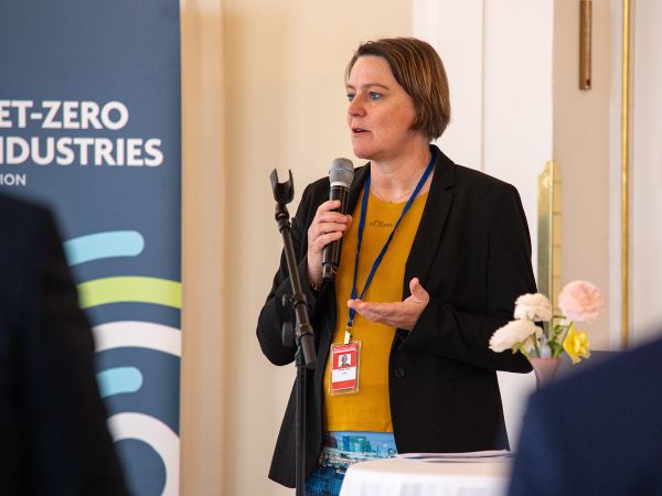 Eine Frau spricht in ein Mikrofon