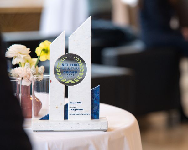 Der Award-Pokal auf einem Tisch