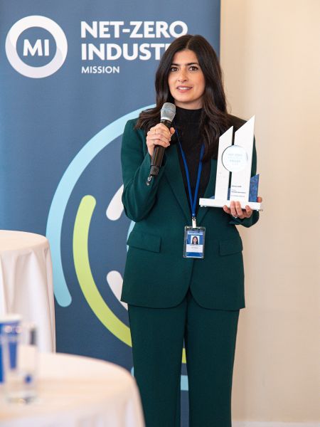 Eine Frau spricht in ein Mikrofon