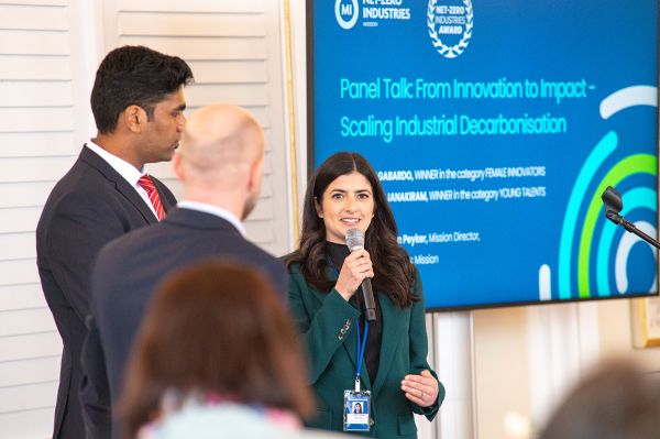 Eine Frau spricht in ein Mikrofon