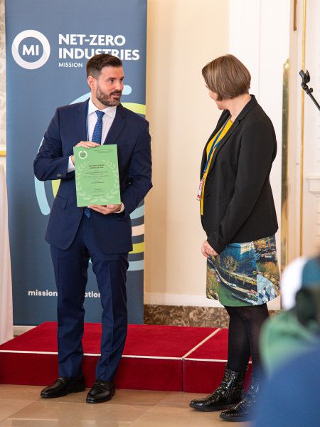 Überreichung einer Urkunde an den Ausgezeichneten