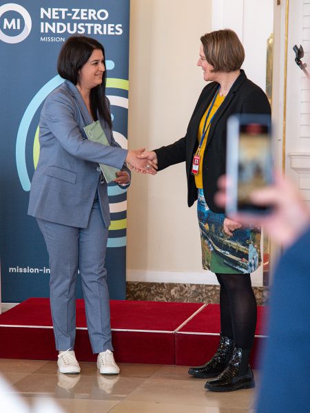 Zwei Frauen schütteln sich die Hand