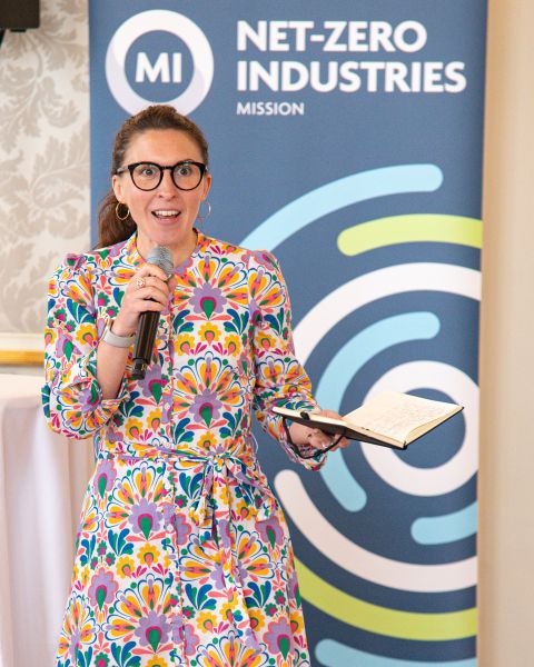 Eine Frau spricht in ein Mikrofon