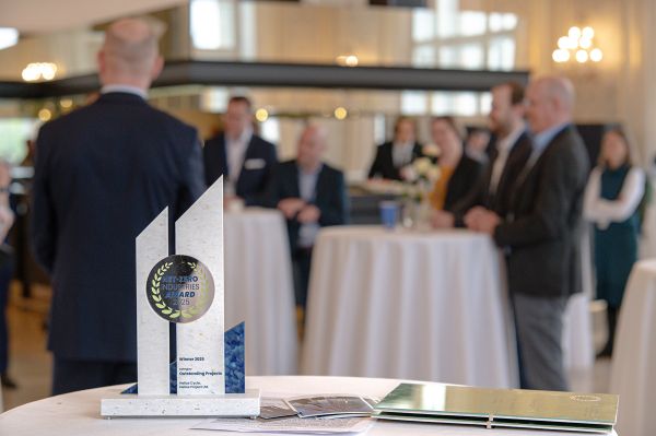 Der Award-Pokal steht auf einem Tisch.