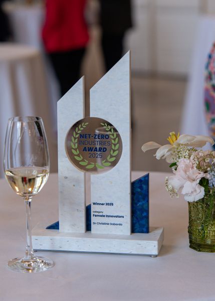 Award-Pokal und Sektglas auf einem Tisch