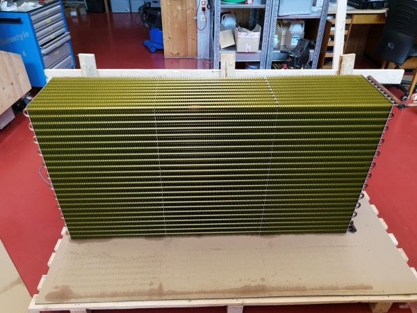 Der Wärmetauscher wird in einem Behälter eingebaut, und das Sorptionsmaterial, kleine Zeolithkörnchen, wird zwischen den Wärmetauscherplatten eingefüllt. Gesamtvolumen des Materials ist etwa 400 Liter. Wärme wird durch die Adsorption und Desorption von Wasserdampf im Zeolith gespeichert. Der Wasserdampf wird zwischen den Platten transportiert und in einem Sammelbehälter oben im Behälter aufgefangen.