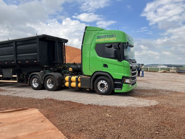 Biomethan-LKW auf einem landwirtschaftlichen Betrieb in Brasilien