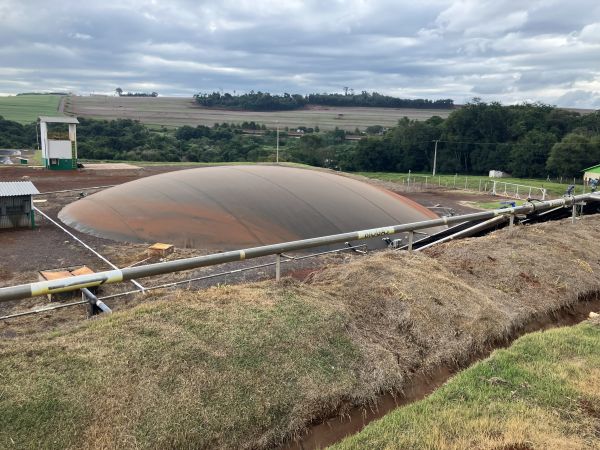 Biogasreaktor als abgedeckte Lagune