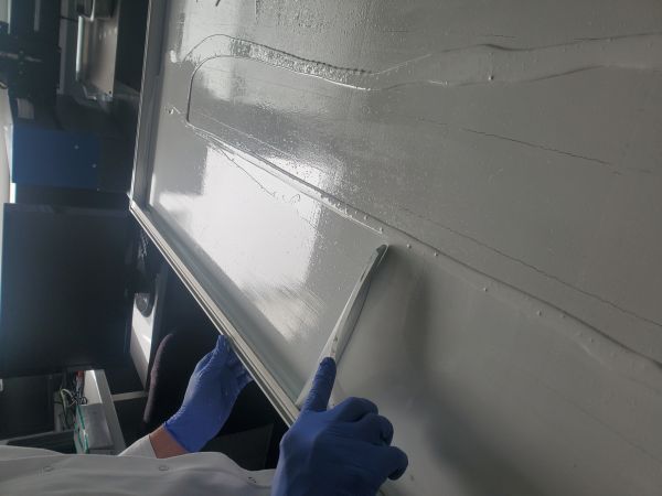 Auftragen einer Reparaturbeschichtung auf Rückenfolien mit Rissen