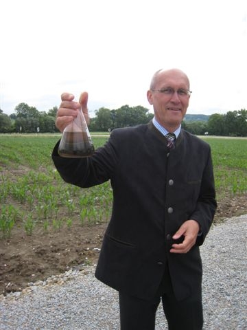 Dr. Steinmüller zeigt filtrierten Grassaft 