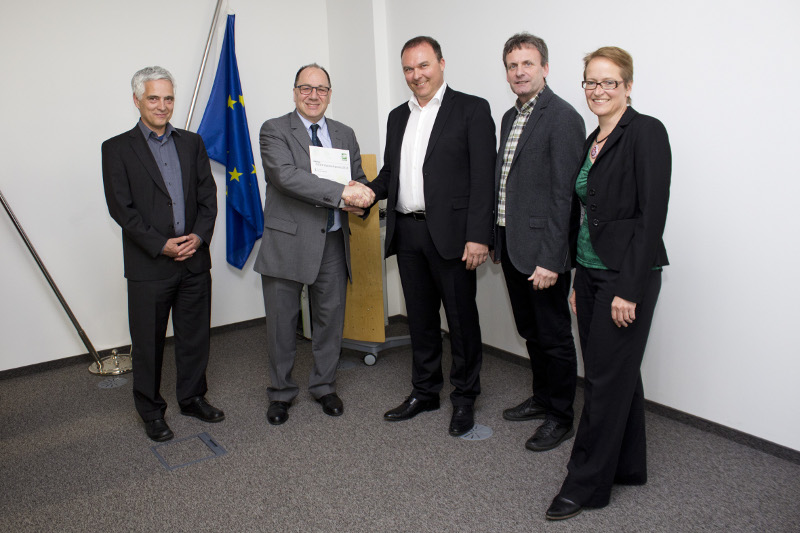 Urkundenübergabe: v.l.n.r.: Michael Paula, Ingolf Schädler (BMVIT), Martin Partoll (Aktiv Klimahaus Süd GmbH), Karl Höfler (AEE), Monika Auer (ÖGUT)