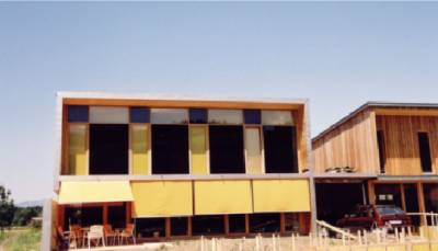 Abbildung 2: 28 m² Kollektorfläche in der Fassade eines Holzriegelbaus, Brauchwasserbereitung und Raumheizung. Die Glasabdeckleisten sind aus Holz. (Foto: DOMA Solartechnik)