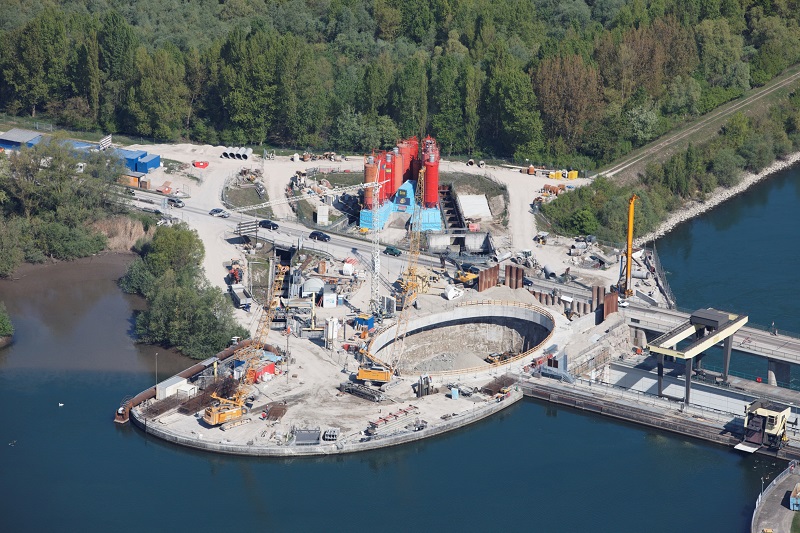Ansicht aus der Vogelperspektive des Rheinkraftwerk Iffezheim