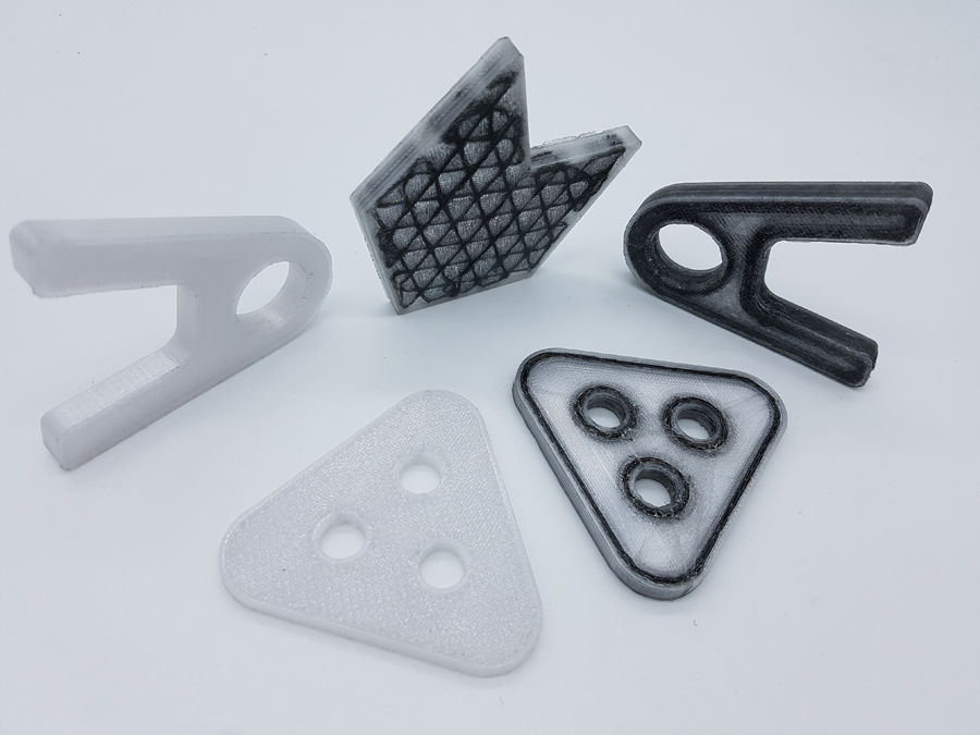 3D gedruckte Musterteile mit und ohne Carbonfaserverstärkung