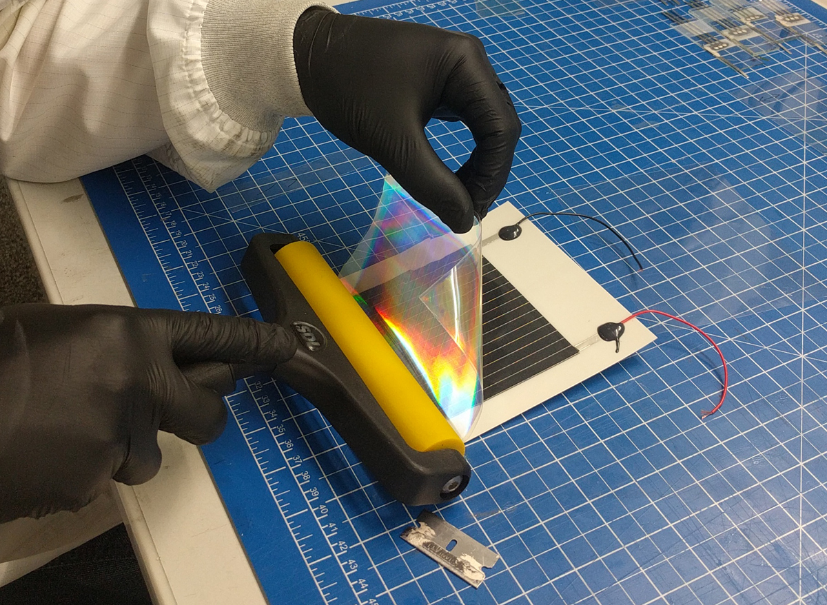 Applikation einer von JOANNEUM RESEARCH UV-NIL-geprägten Lichtlenk-Folie  auf eine flexible CZTS Monograin photovolatik-Folie von crystalsol