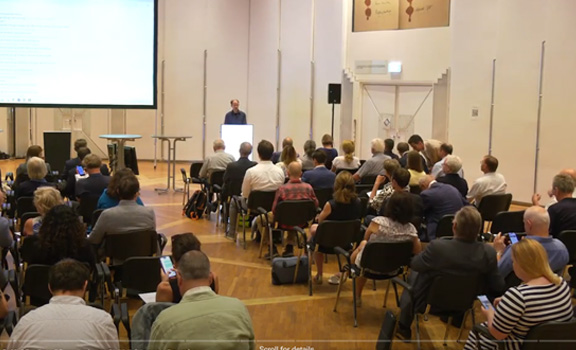 Publikum im Saal und Vortragender