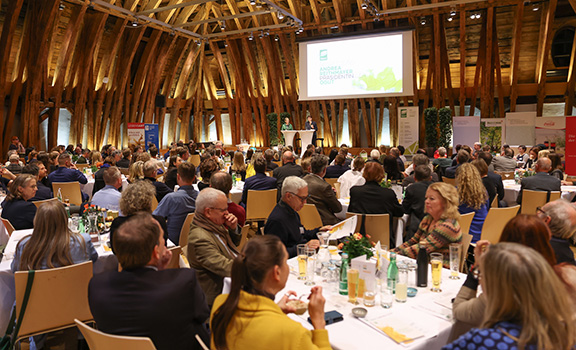 Publikum im Kuppelsaal der TU