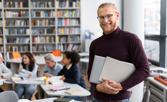 Mann mit Notebook © Freepik.com